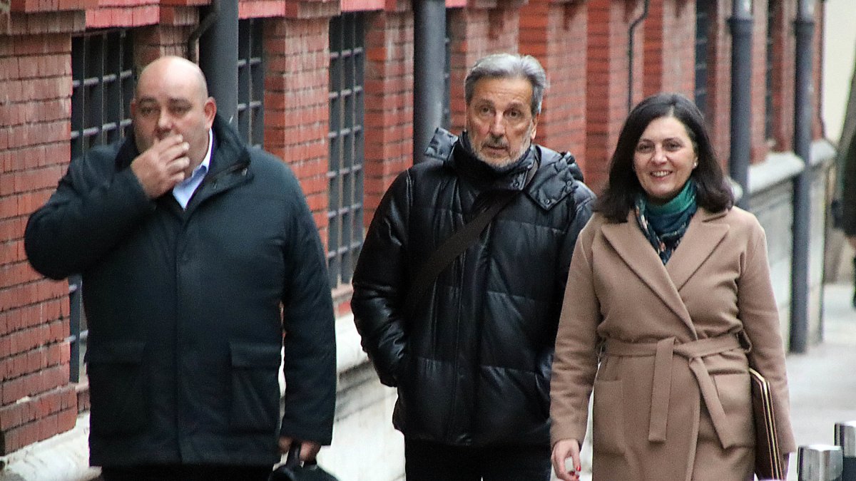 El exconcejal berciano Pedro Muñoz, este martes, a su llegada a la Audiencia Provincial de León junto a sus abogados.