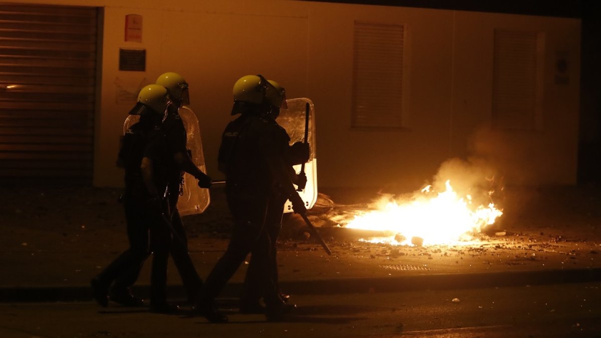 Disturbios durante la madrugada de los trabajadores de LM con los antidisturbios. - ICAL