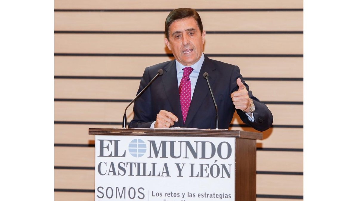 Carlos Martínez Izquierdo abriendo la primera mesa de