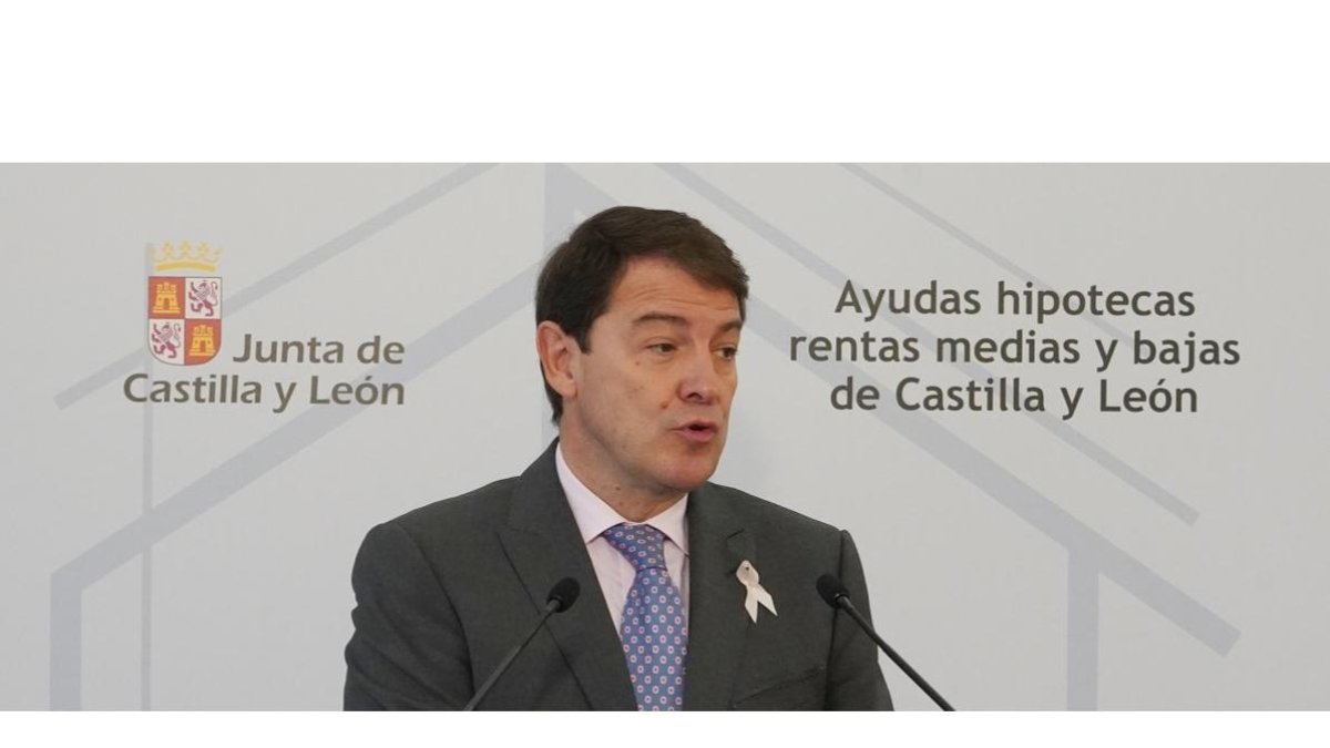Alfonso Fernández Mañueco durante la presentación del decreto ley de ampliación de las ayudas a las hipotecas.- ICAL