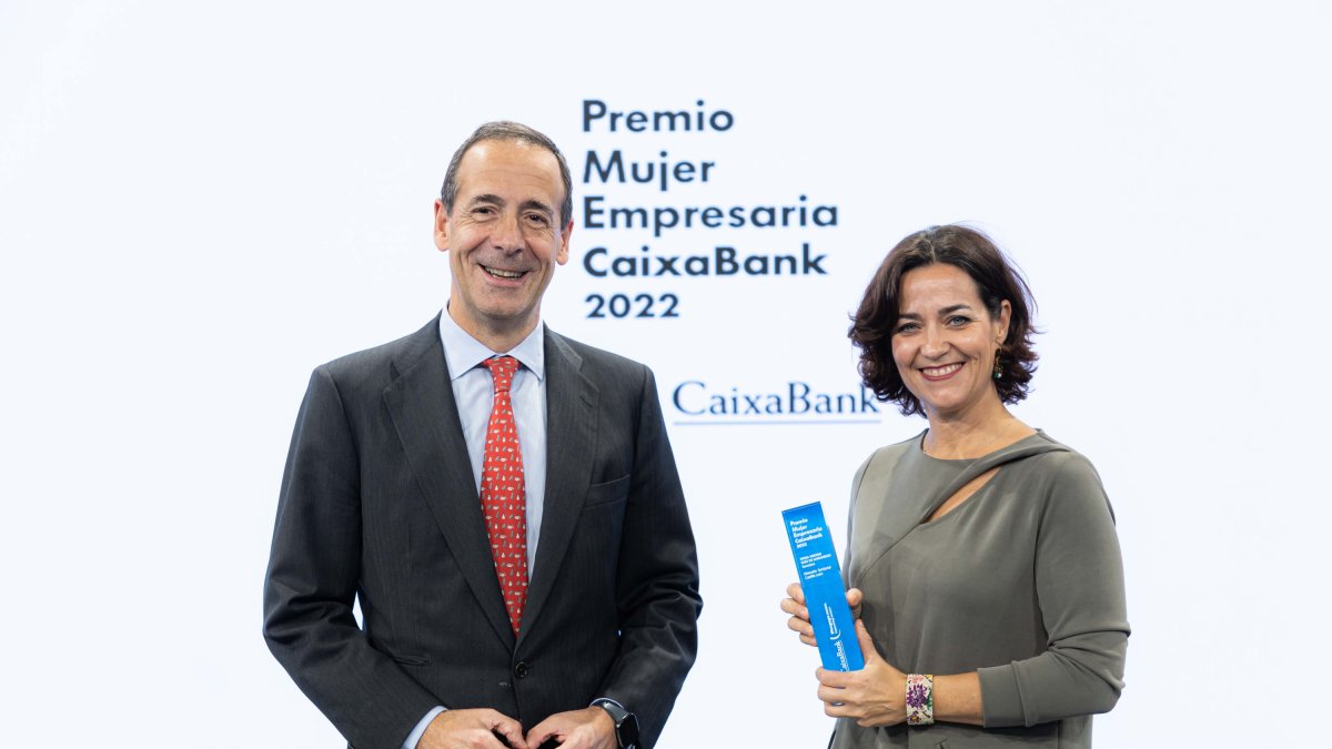 Gonzalo Gortázar y Sonia Herzog en la entrega del 'Premio Mujer Empresaria CaixaBank 2022'. -E.M.