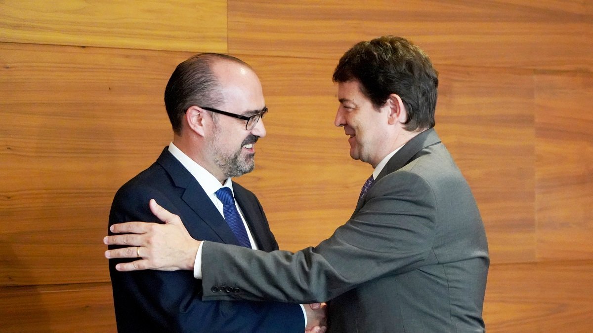 El presidente de la Junta, Alfonso Fernández Mañueco, mantiene un encuentro institucional con el alcalde de Ponferrada, Marco Antonio Morala. ICAL