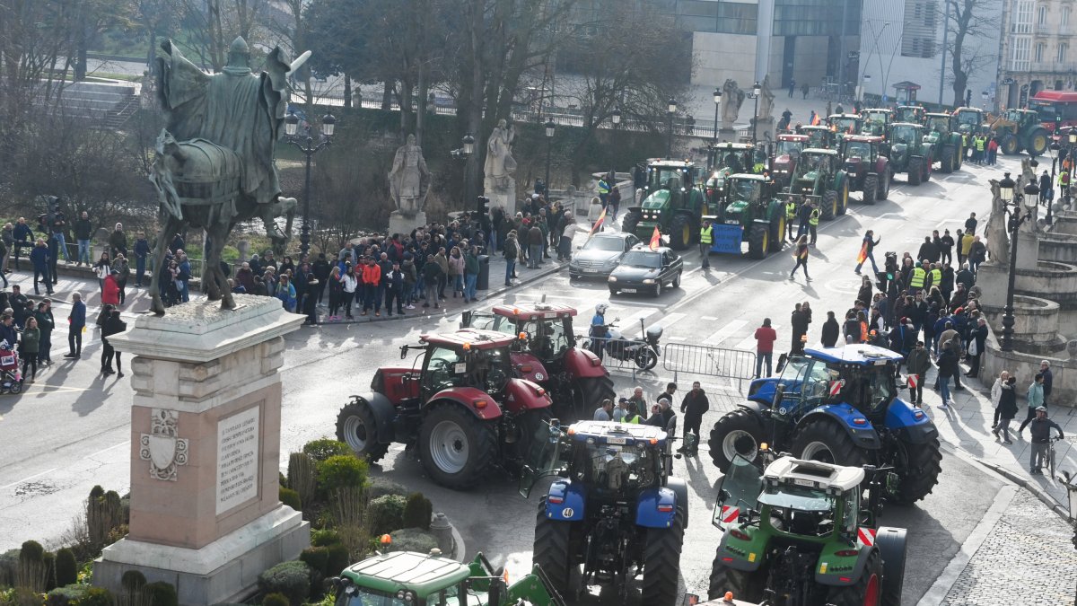 Agricultores y ganaderos bloquean las carreteras en Valladolid, Soria, Burgos, Salamanca y Ponferrada