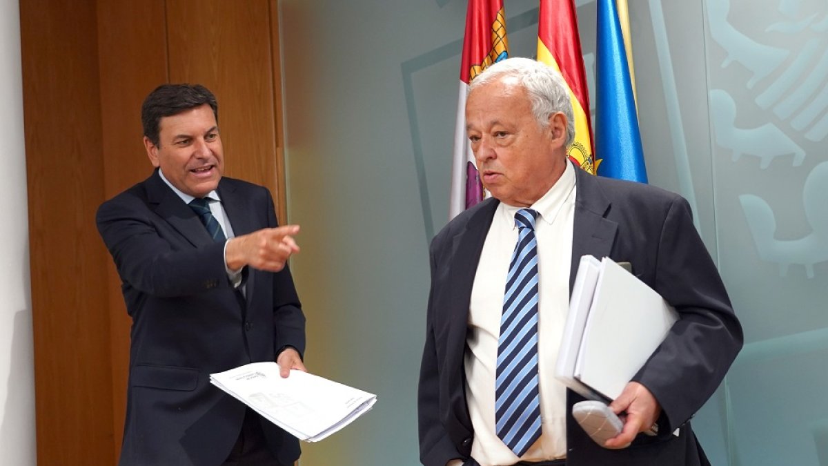 El consejero de Economía y Hacienda y portavoz de la Junta de Castilla y León, Carlos Fernández Carriedo, y el consejero de Cultura, Turismo y Deporte, Gonzalo Santonja, comparecen en rueda de prensa posterior al Consejo de Gobierno. ICAL