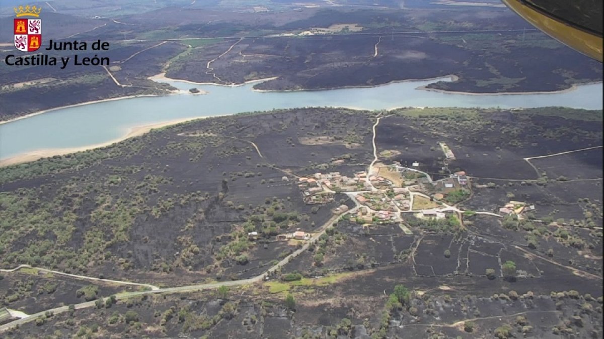 Imagen del incendio en la Sierra de la Culebra tras su paso . -E. M.