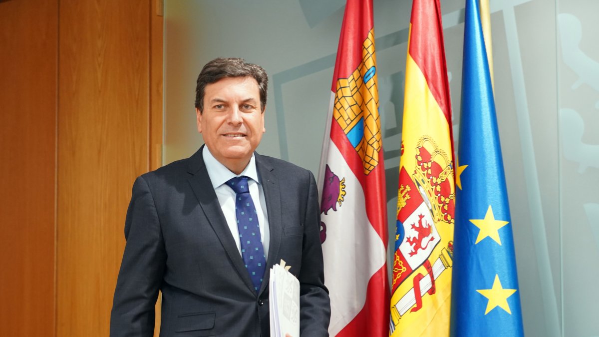 El consejero de Economía y Hacienda y portavoz, Carlos Fernández Carriedo, comparece en rueda de prensa posterior al Consejo de Gobierno. ICAL