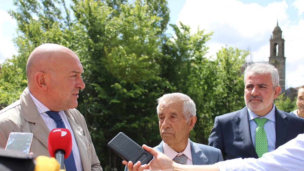 El consejero de la Presidencia, Jesús Julio Carnero, visita una obra municipal de saneamiento financiada con el fondo Extra Covid. -ICAL
