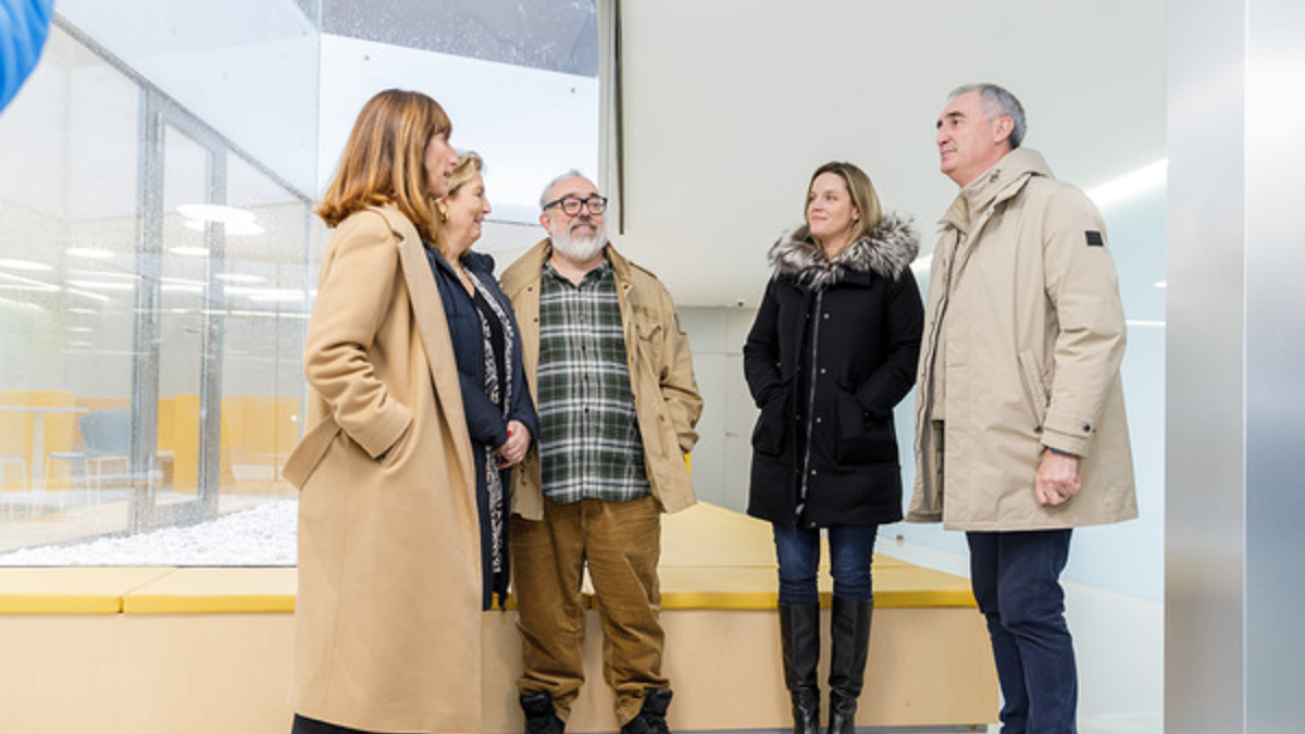 El alcalde de Segovia, José Mazarías, y la concejala de Turismo, Innovación, Digitalización y Promoción Económica, May Escobar, visitan el rodaje de la serie 'Santuario', junto a los productores Álex de la Iglesia y Carolina Bang, la directora de ficción de A3 Media, Montse García; y el director Rodrigo Ruiz Gallardón- Nacho Valverde/ Ical