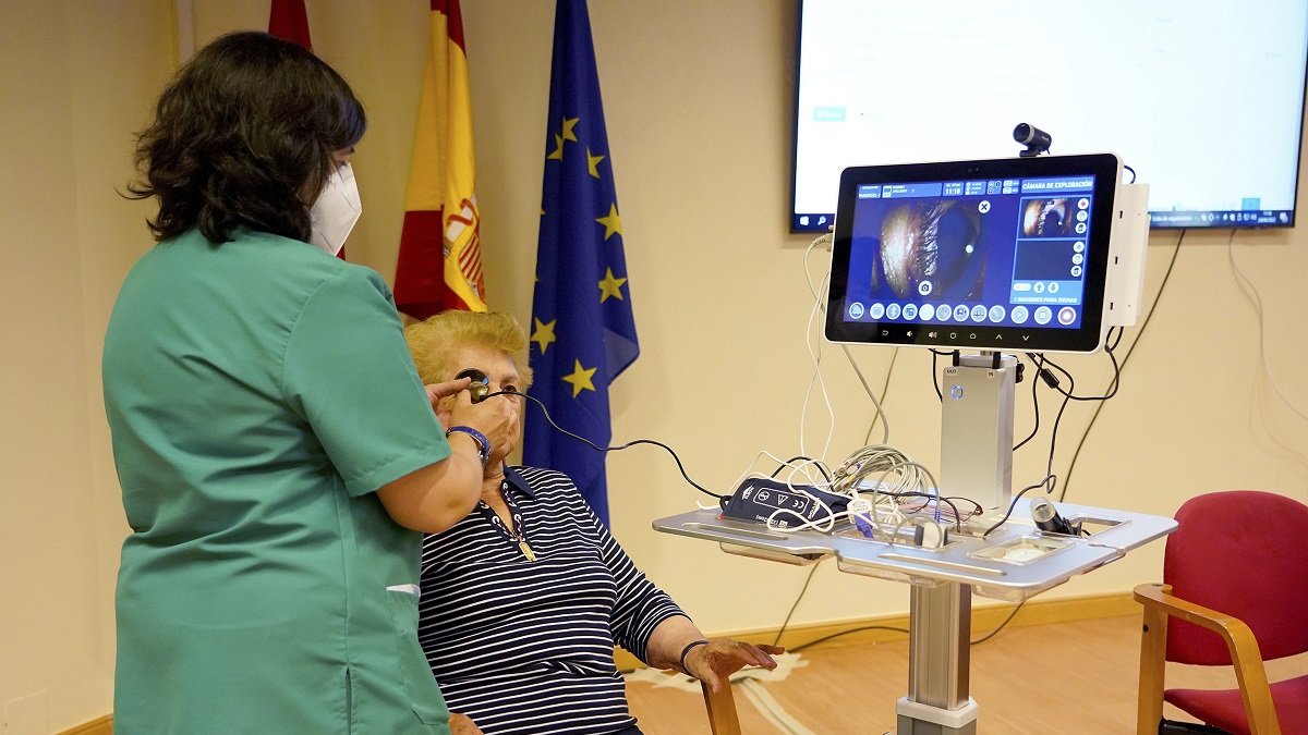 Una enfermera utiliza una de las estaciones de telemedicina avanzada con una persona mayor. - ICAL