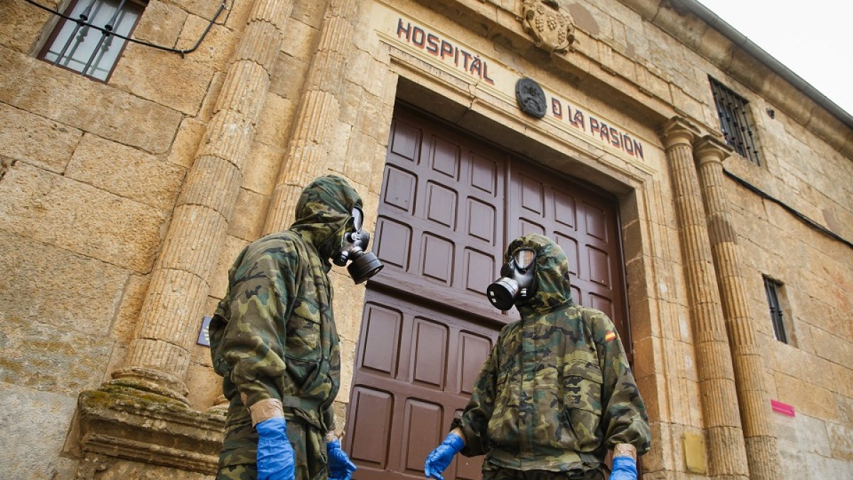 Militares del Regimiento de Infantería Acorazada ‘Alcázar de Toledo’ Número 61- Grupo Villaviciosa II de Valladolid desinfectan la residencia de mayores del Hospital de la Pasión en Ciudad Rodrigo(Salamanca).- ICAL