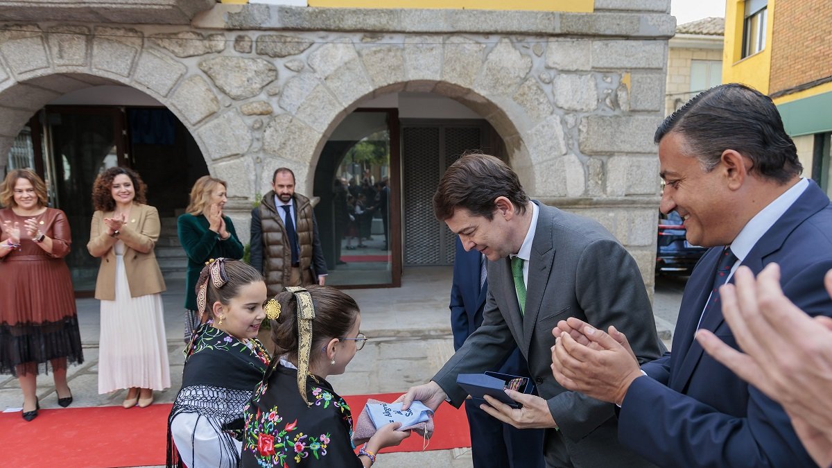 El presidente de la Junta de Castilla y León, Alfonso Fernández Mañueco, durante su visita a Sotillo de la Adrada.- ICAL