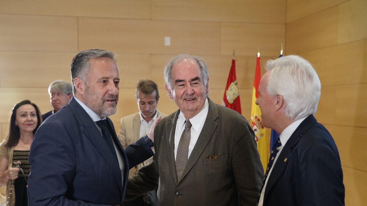 El presidente de las Cortes, Carlos Pollán, el presidente de la Fundación Valsaín, Álvaro Gil-Robles, y el director general de Innovación y Formación del Profesorado, Luis Domingo González, durante la presentación de la VII Edición del Premio Valores Democráticos.- ICAL