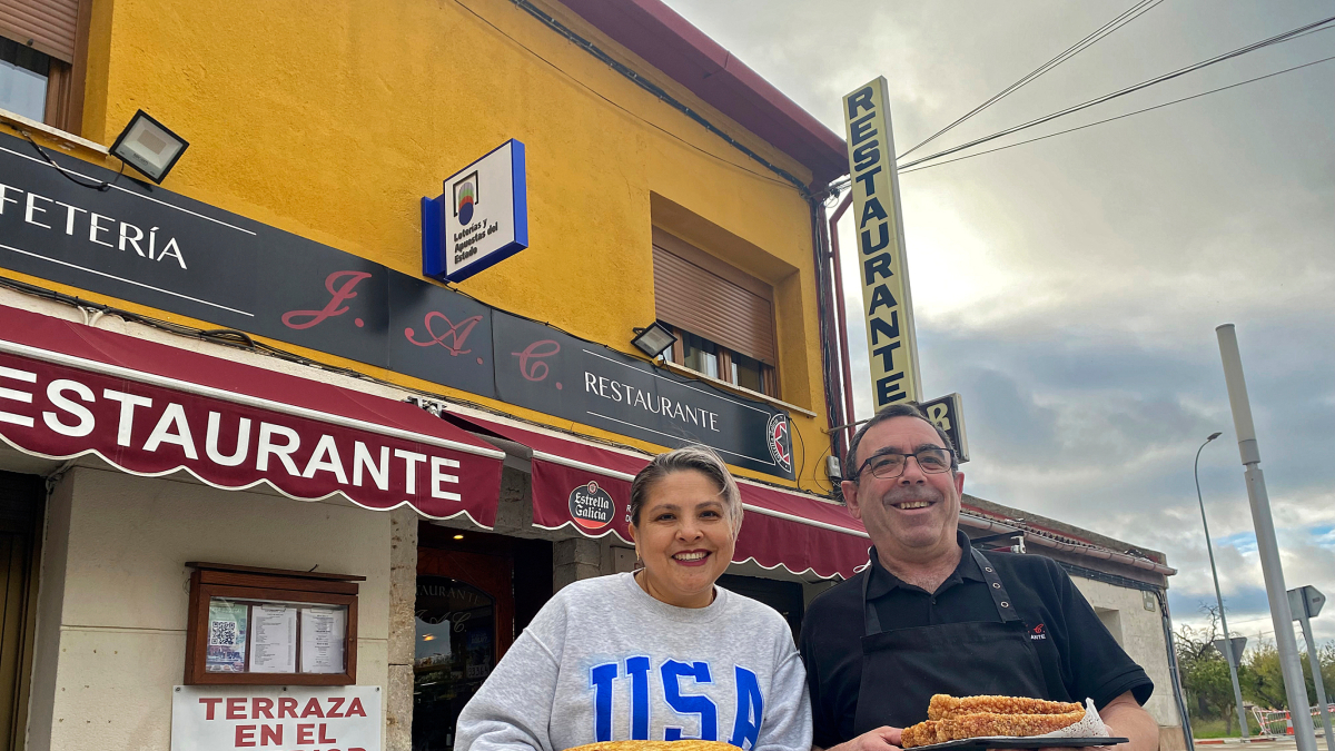 Ángel y Cinthia, a la puerta de su restaurante JAC, en Sardón de Duero.