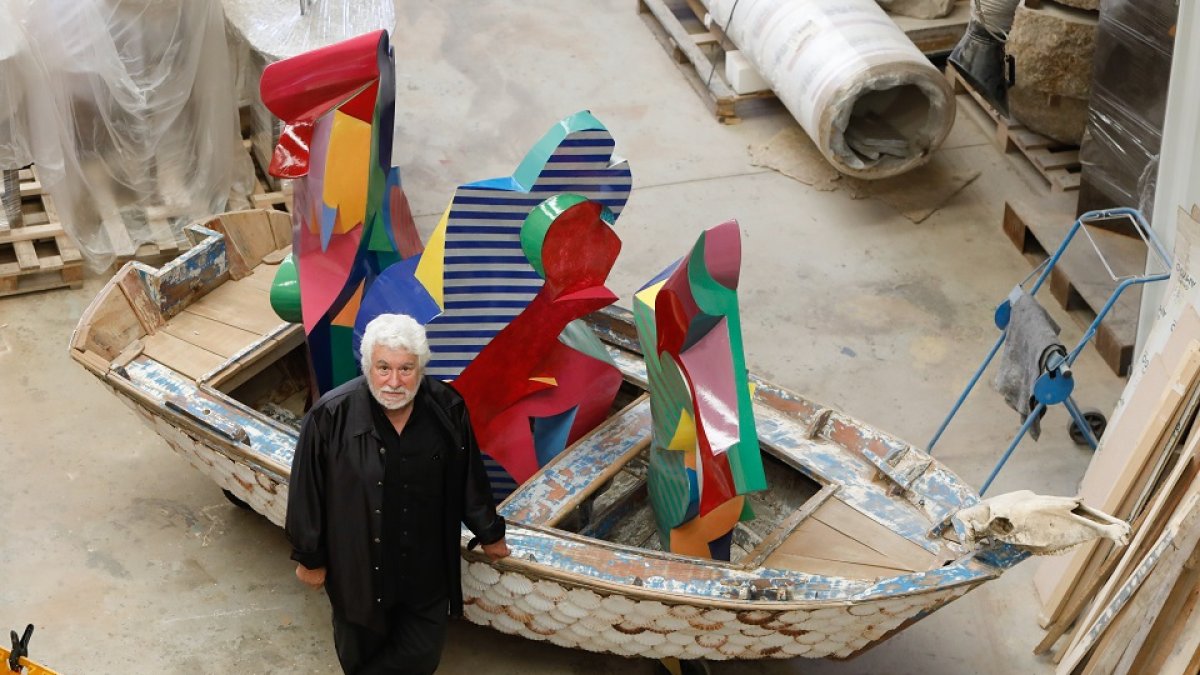 Gabarrón ante una de las piezas de ‘El mar que yo conozco’. Arriba, a la izquierda, una barca más pequeña de la misma obra. J.M. LOSTAU