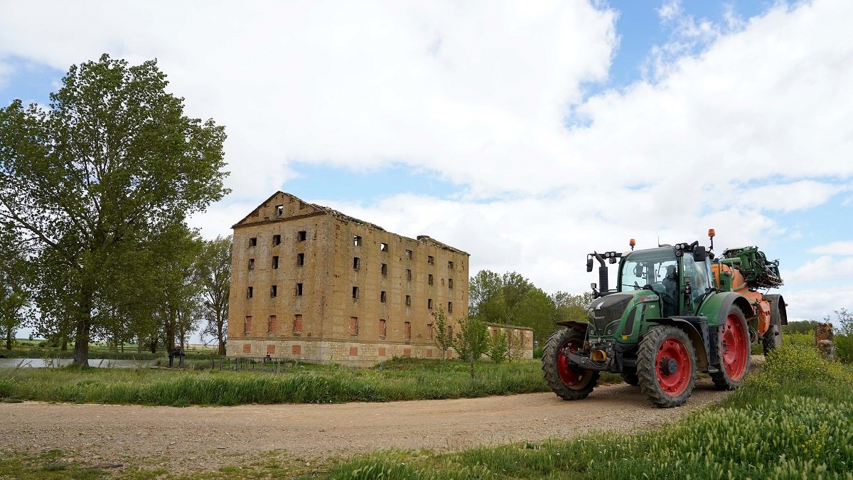Tractor en la esclusa siete en Tamariz de Campos. -ICAL