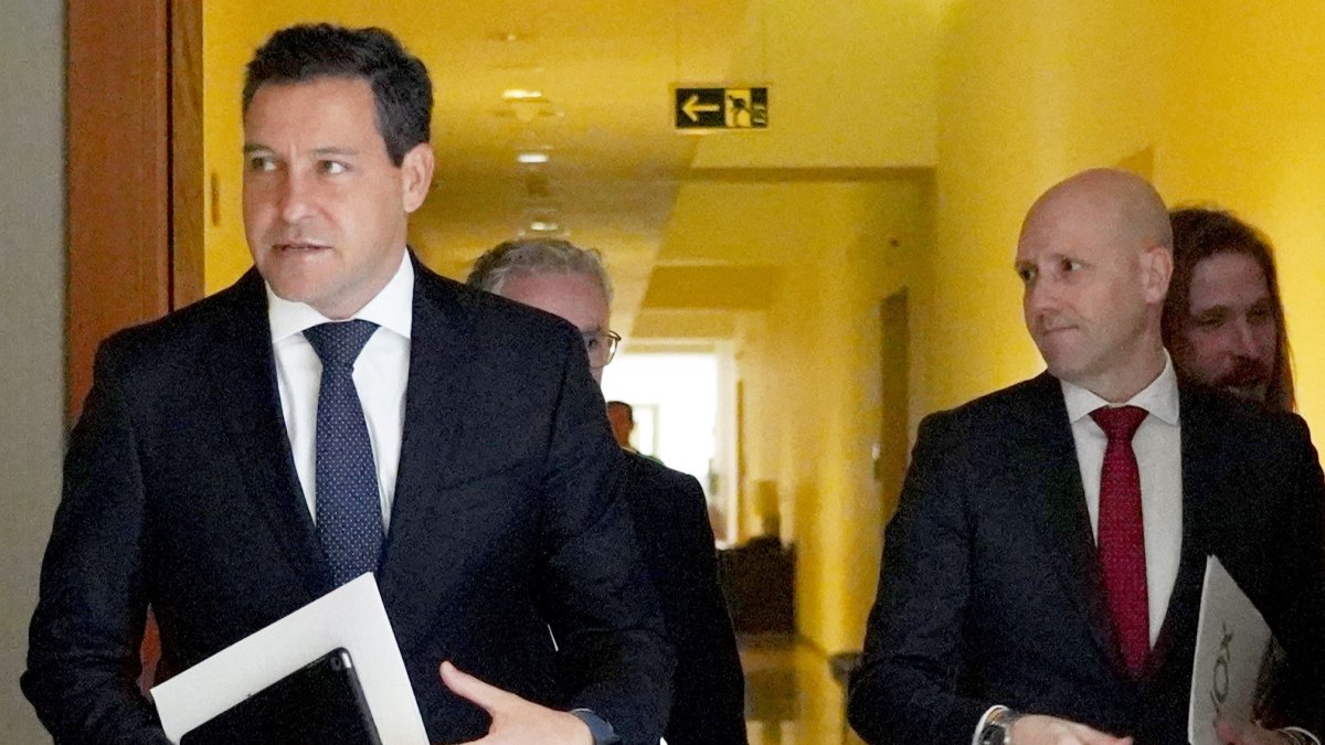 El portavoz del PP en las Cortes, Raúl de la Hoz, y su homólogo de VOX, Carlos Menéndez.- ICAL