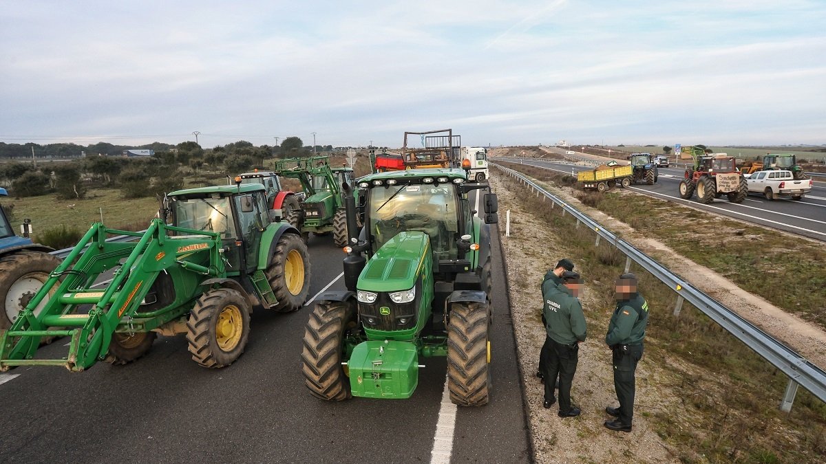 Agricultores y ganaderos cortan la autovía A-62. -ICAL