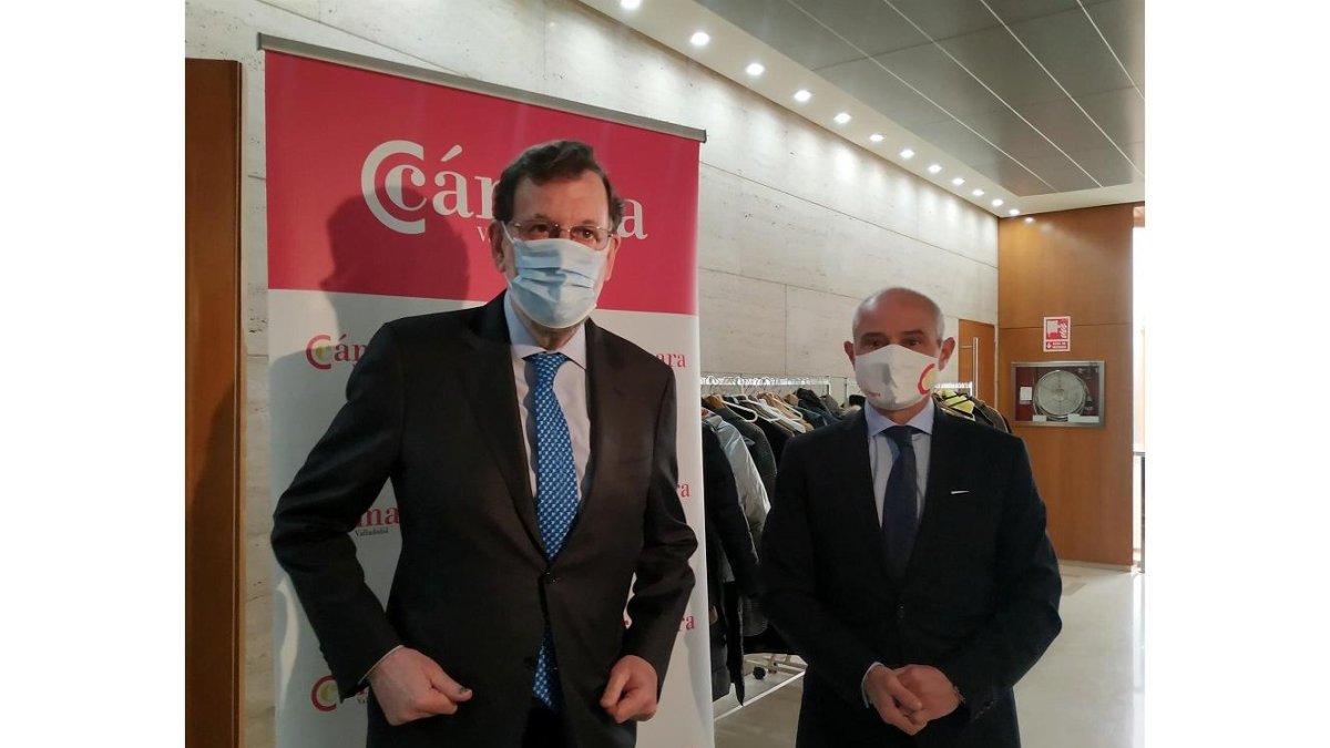El expresidente del Gobierno Mariano Rajoy junto al presidente de la Cámara de Comercio de Valladolid, Víctor Caramanzana. - E. PRESS