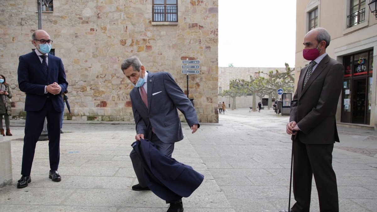 El consejero de Cultura y Turismo, Javier Ortega, entrega el Premio Tauromaquia de Castilla y León 2020 a Andrés Vázquez. / ICAL