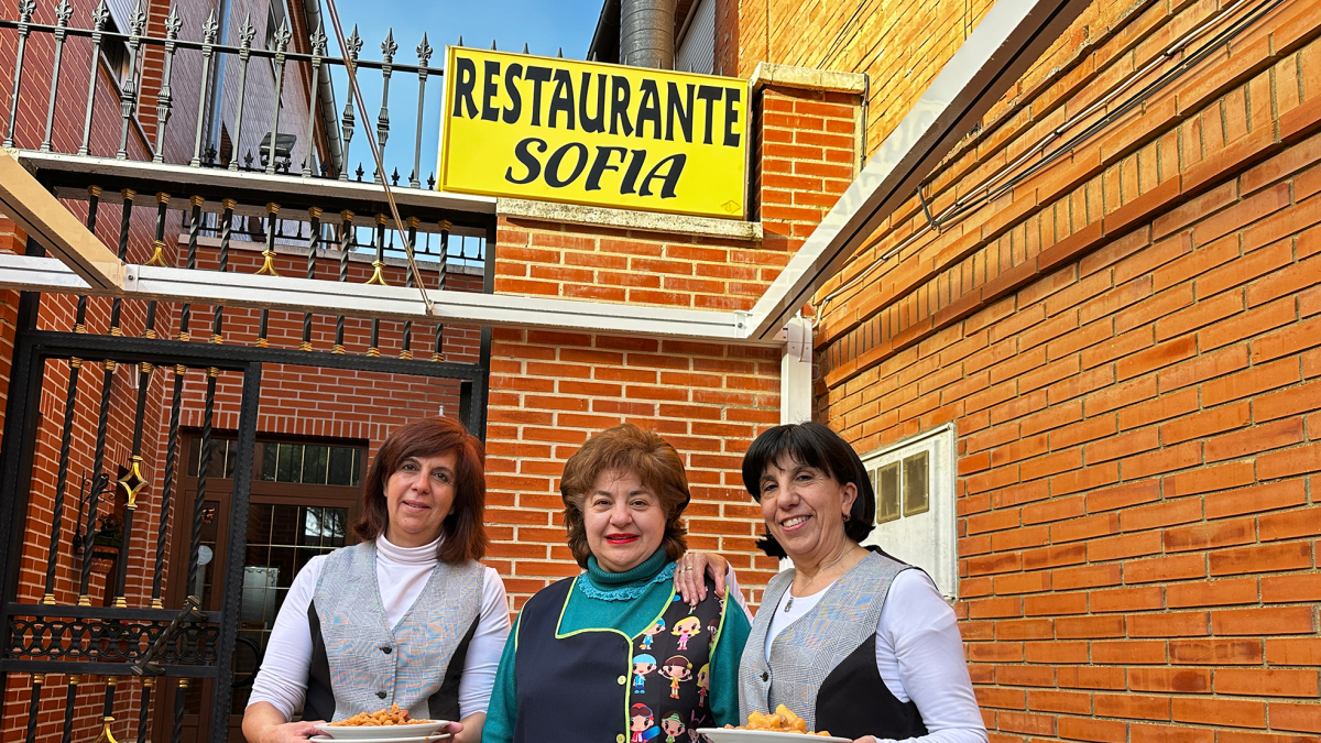 Maribel Cardeñoso, en el centro, entre Socorro Marco y Ángeles Infante.