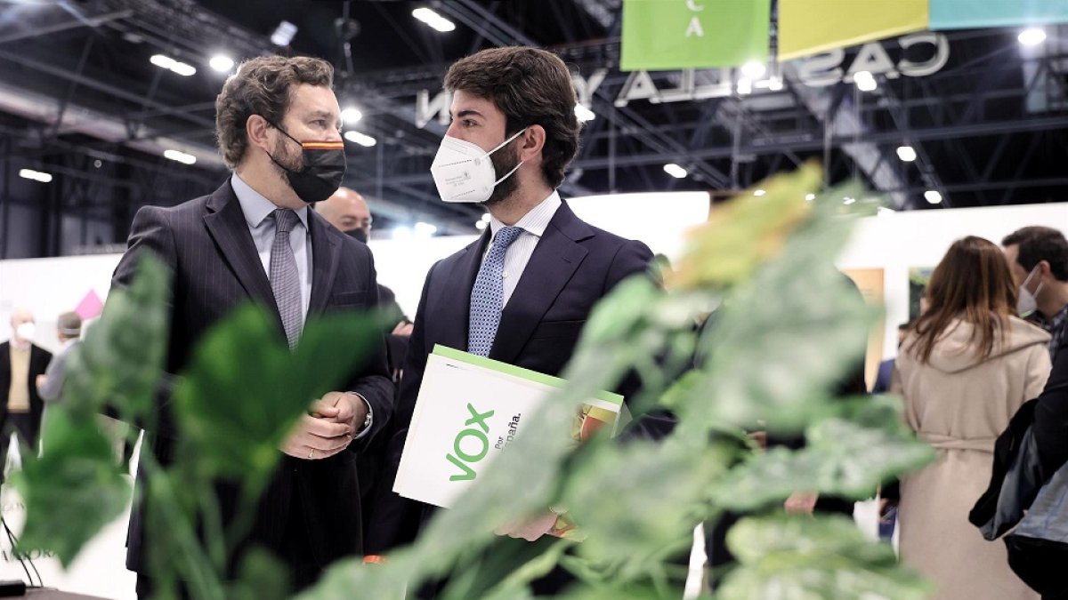 El portavoz de Vox en el Congreso, Iván Espinosa de los Monteros,y el candidato a presidir la Junta de Castilla y León, Juan García Gallardo. -E.PRESS