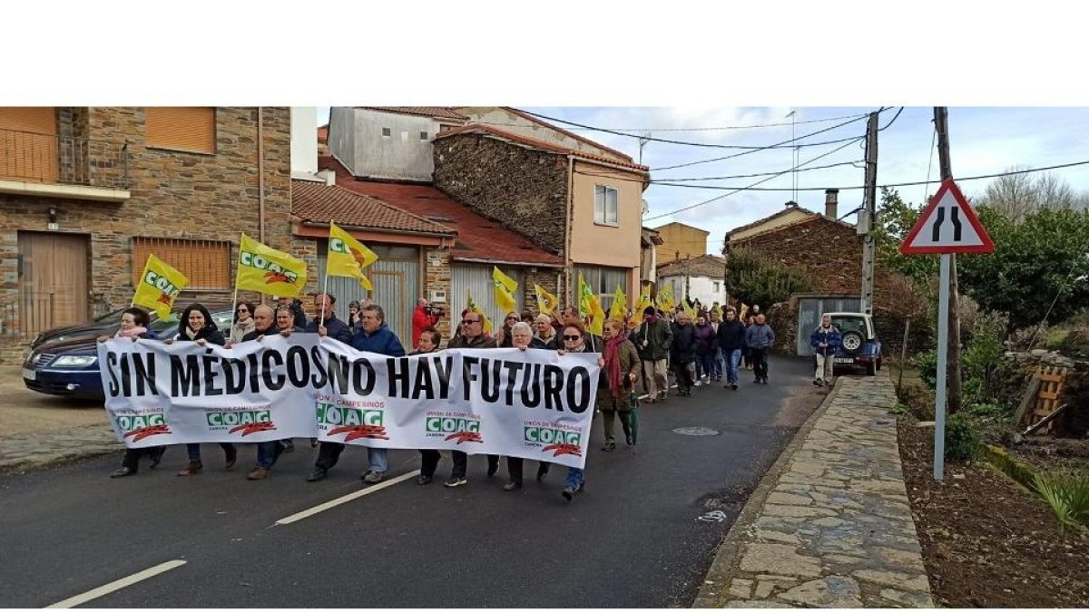 Unas 200 personas se movilizan en Sejas de Aliste contra la reordenación sanitaria de la comarca. - ICAL