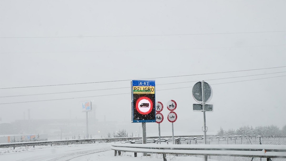 Imagen de archivo de un cartel que anuncia peligro por nieve en la A-67.- Europa Press