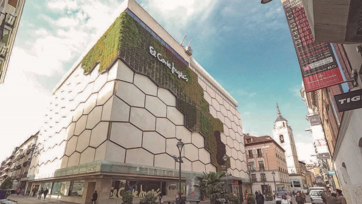Fachada verde de El Corte Inglés de la calle Constitución de Valladolid /PABLO REQUEJO/PHOTOGENIC