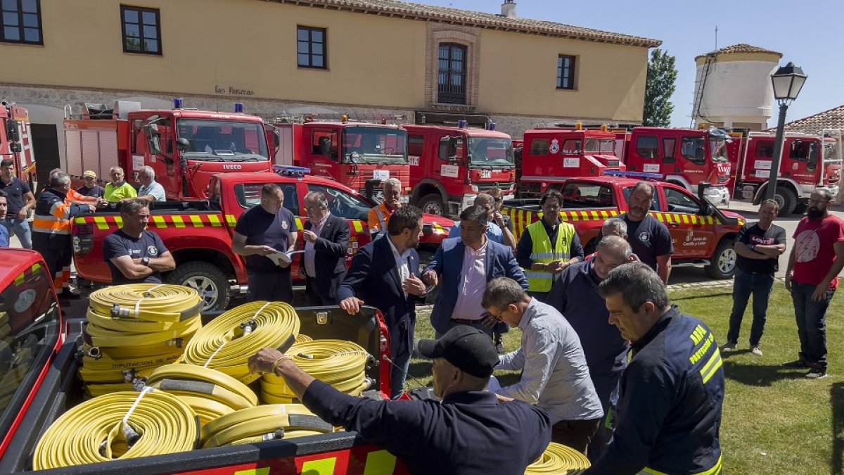El presidente de la Diputación, Carlos García, y el diputado de Consorcios, Protección Civil e Incendios, José Luis del Nogal, presentan los 19 vehículos que formarán parte, este verano, del operativo provincial de extinción de incendios forestales, dentro del Infocal de la Junta. -ICAL