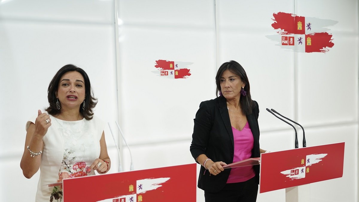 La secretaria de Organización del PSOECyL, Ana Sánchez, y la portavoz socialista de Industria, Comercio y Empleo en las Cortes, Alicia Palomo, analizan asuntos de la actualidad política.- ICAL