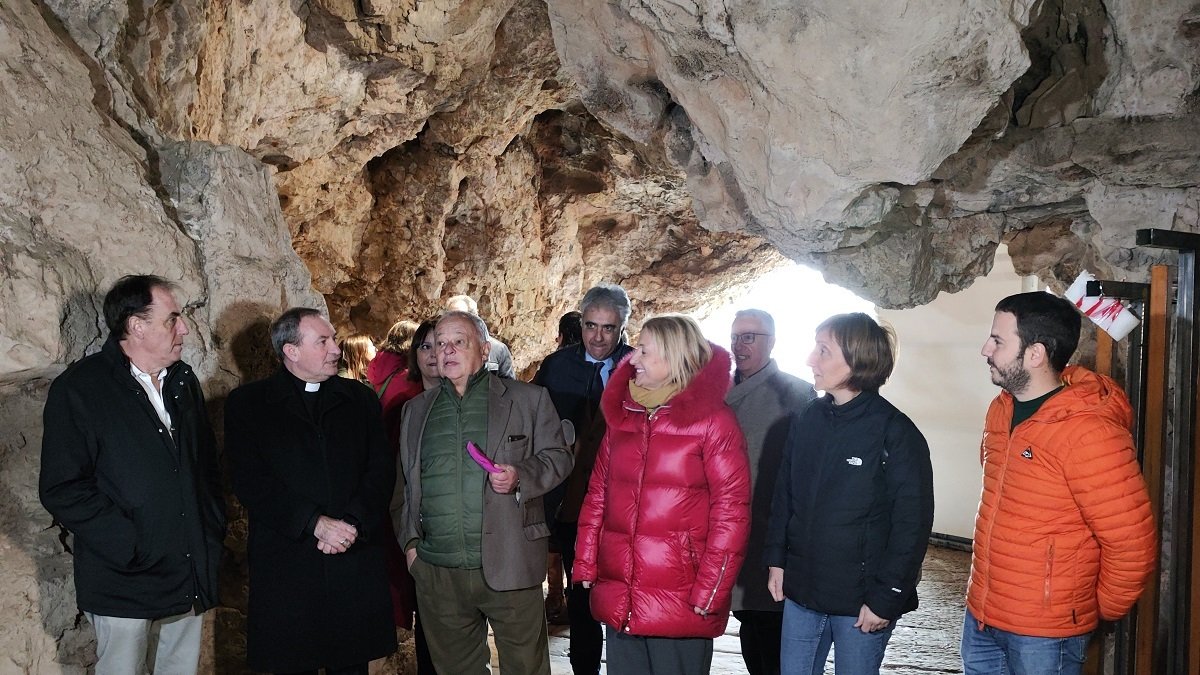 El consejero de Cultura, Gonzalo Santonja, visita la obras de restauración de la ermita de San Saturio. -ICAL