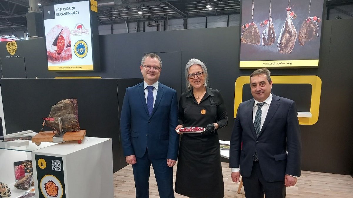 El consejero de Agricultura de la Junta, Gerardo Dueñas, la directora técnica del Consejo Regulador de la IGP Cecina de León, Raquel Factor, y el director general del Instituto Tecnológico Agrario, Rafael Sáez, durante 'Meat Attraction'. ICAL.