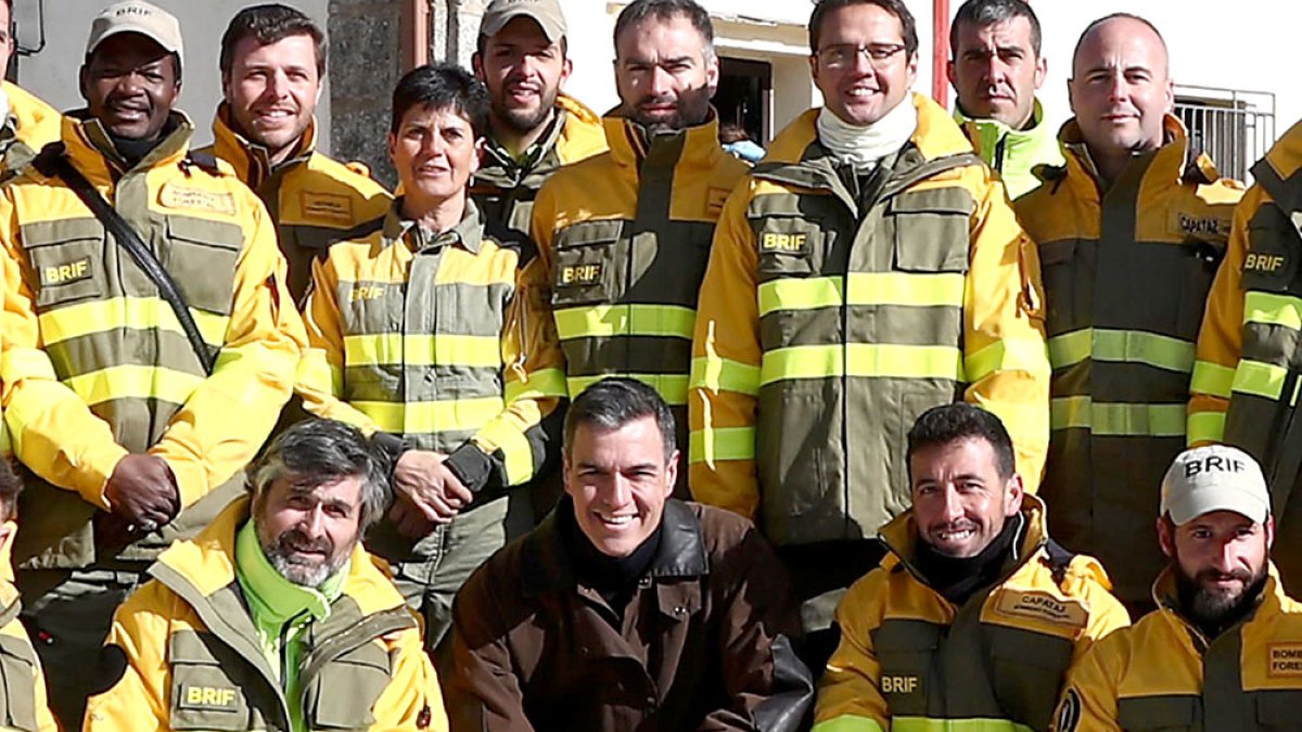 El presidente del Gobierno, Pedro Sánchez, durante su visita a la BRIF del puerto del Pico (Ávila). E. M.