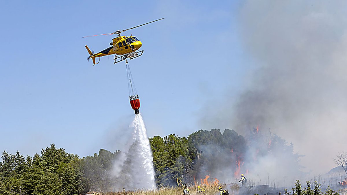 Medios aéreos y terrestres combaten el fuego en la localidad zamorana de Entrala el pasado 26 de julio. ICAL