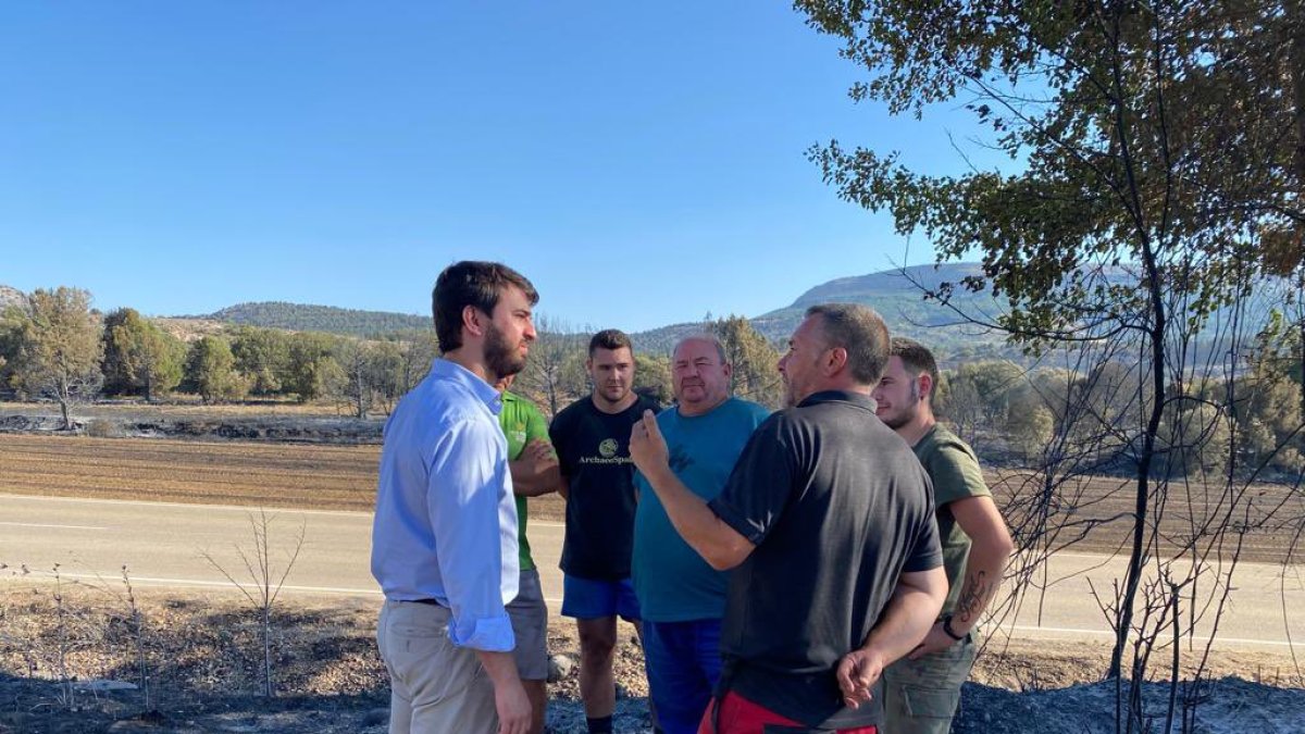 Juan García-Gallardo visita Quintanilla del Coco en Burgos tras los incendios.- E. M.