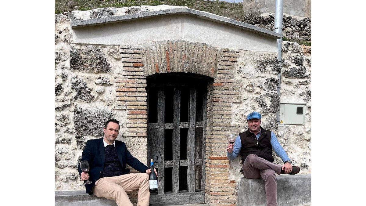Mario Bergesio y Jorge Carrasco, a la puerta de una de las bodegas tradicionales de Valtiendas. /  E.M.