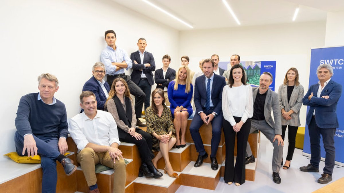 David Martín, segundo por la izquierda arriba, en la foto de familia con los primeros ingenieros de Switch. -PHOTOGENIC