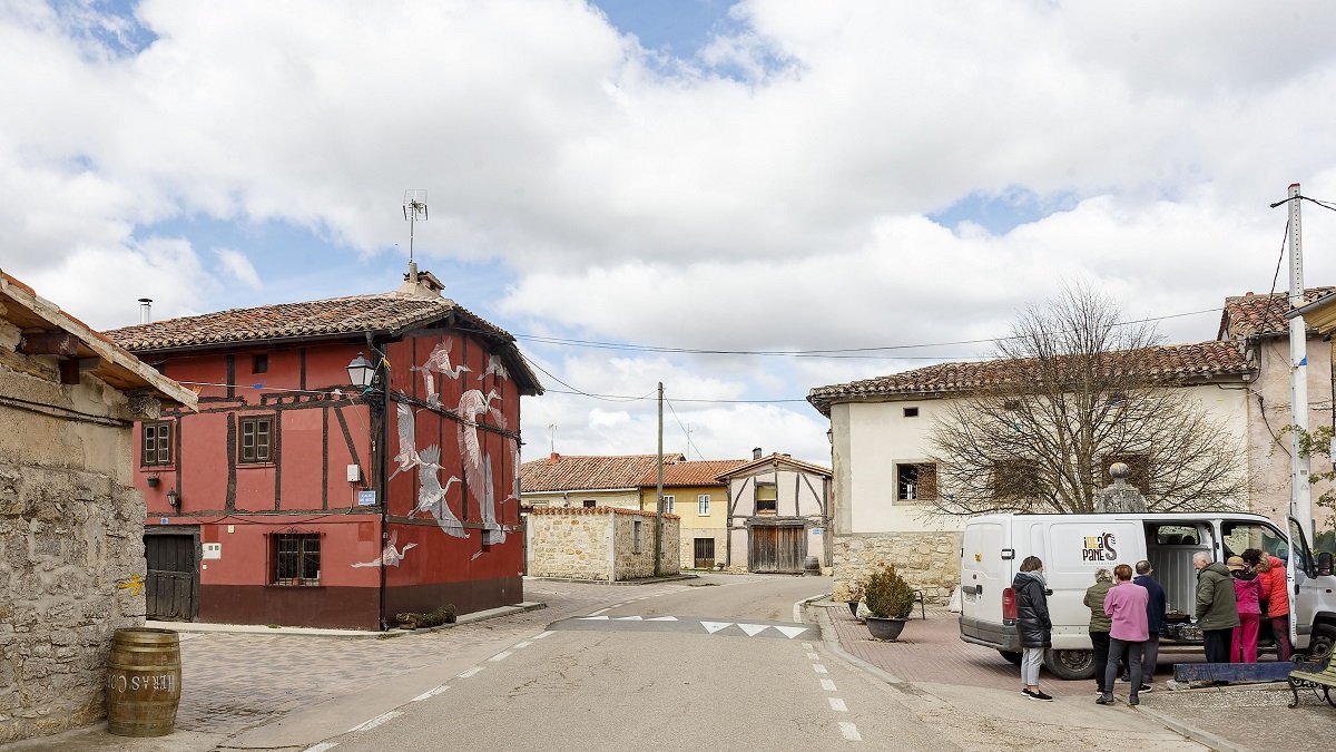 Vecinos de la localidad burgalesa de Agés comprando el pan en una furgoneta de reparto.- SANTI OTERO