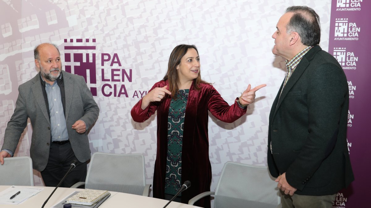 La alcaldesa de Palencia, Míriam Andrés, el concejal de Hacienda, Carlos Hernández y el portavoz de ¡Vamos Palencia!, Domiciano Curiel, en la presentación de los presupuestos para 2024 - ICAL