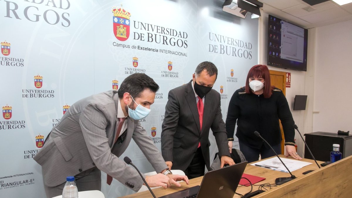 Sergio Pérez, Santiago Bello y Marta Méndez, durante la presentación del informe en la UBU. TOMÁS ALONSO