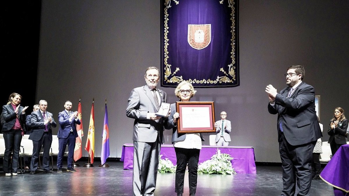 Acto de entrega de la Medalla de Oro de la Ciudad de Ávila a la AECC,  A. GARCíA