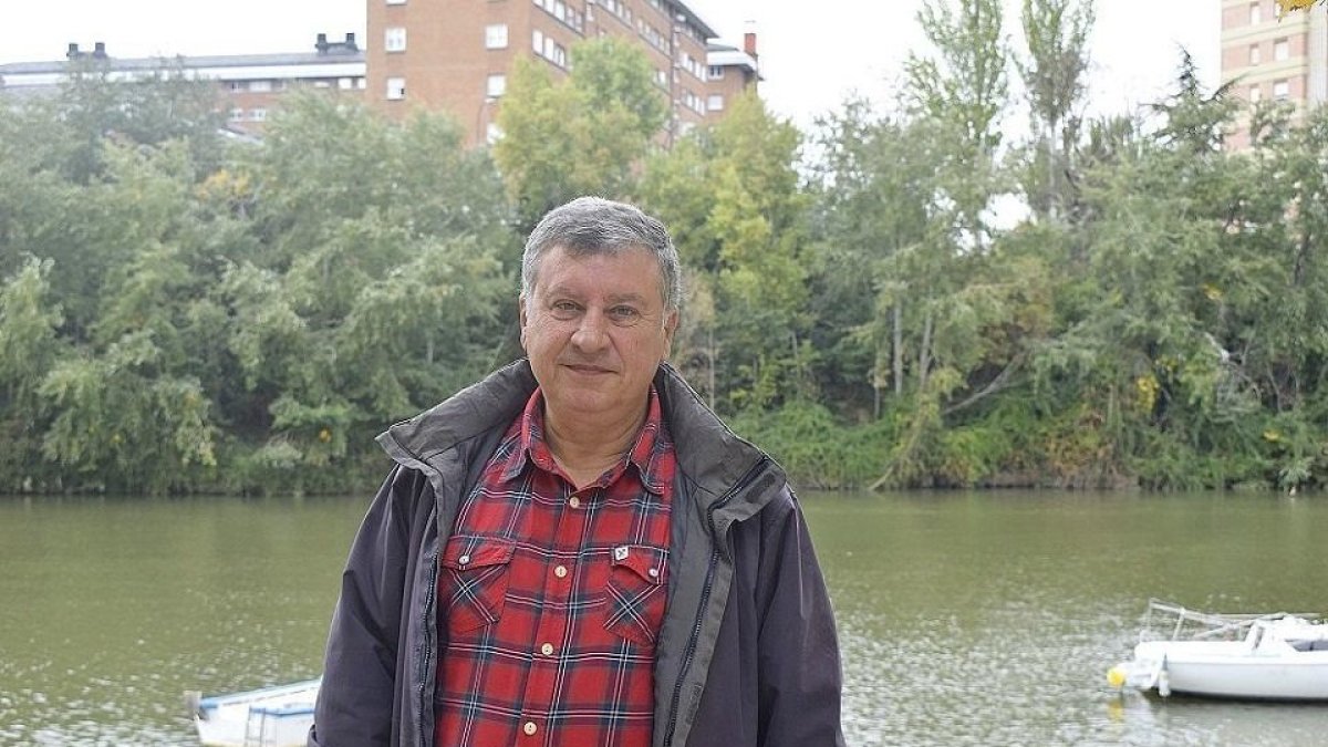 Luis Ángel Largo, frente a un tramo del Pisuerga a su paso por Valladolid. - ARGICOMUNICACIÓN