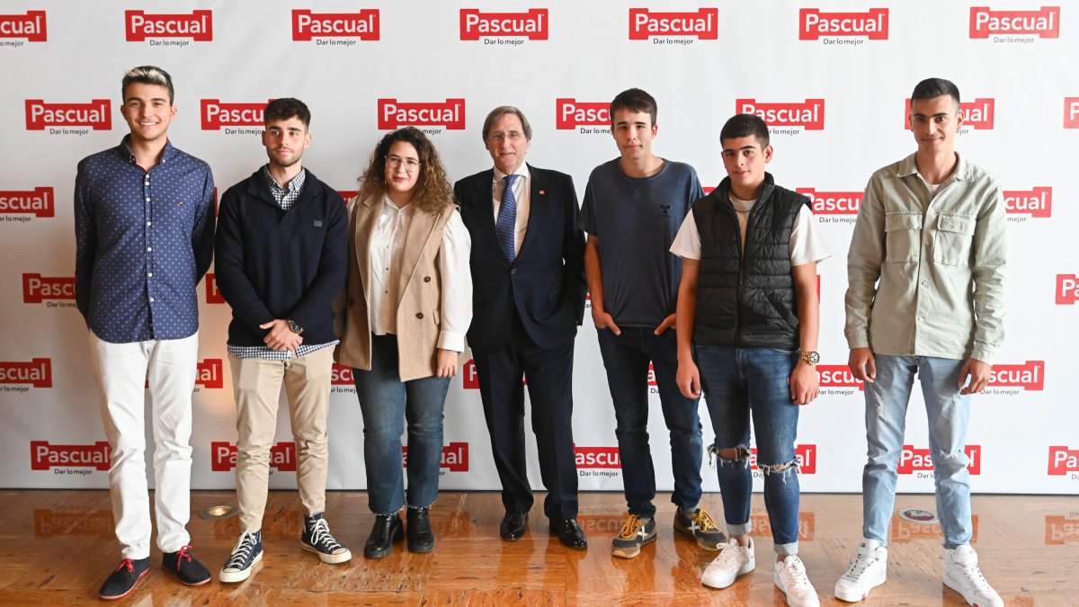 Acto de entrega de la segunda edición de las Becas Pascual para hijos de ganaderos y agricultores. ICAL