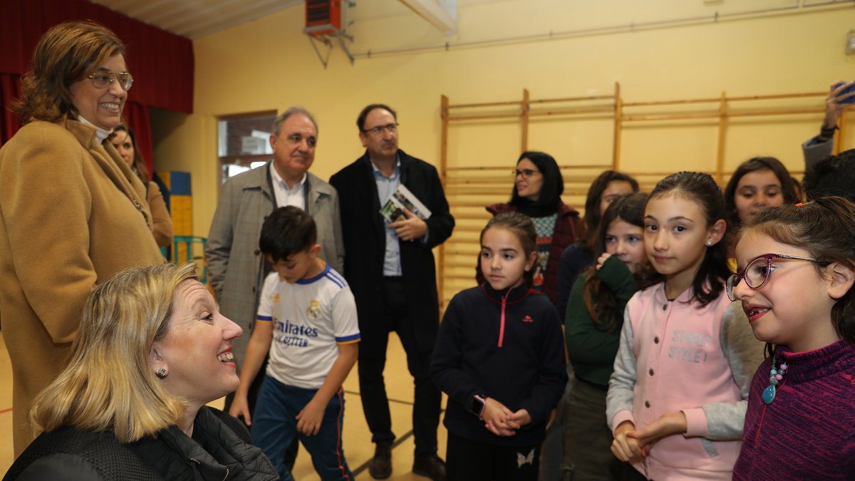 La consejera de Familia visita a los participantes del programa 'Conciliamos Incluye Navidad' La consejera de Familia e Igualdad de Oportunidades, Isabel Blanco(I), junto a la directora del colegio, Esperanza Crespo(D), en su visita a los participantes del programa ‘Conciliamos Incluye Navidad’ en el colegio público Juan Mena de la capital. ICAL