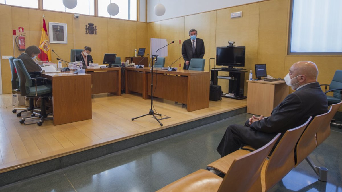 El expresidente de Caja de Burgos, José María Arribas, se sentó durante 45 minutos en el banquillo de los acusados. ISRAEL L. MURILLO