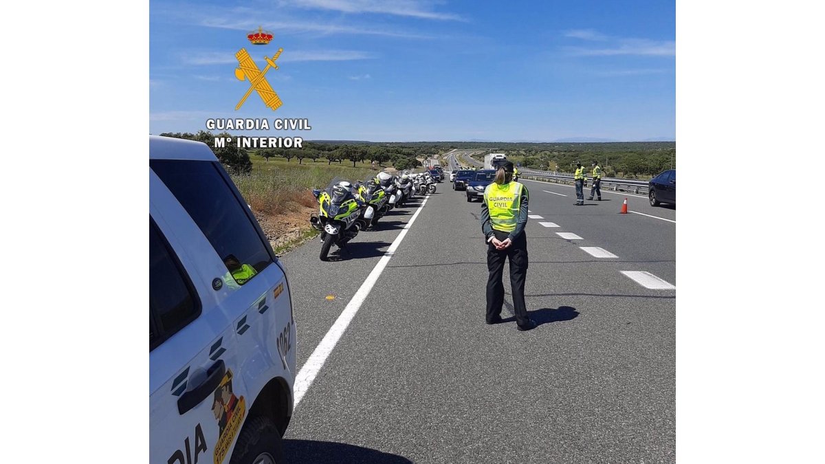 Agente de la Guardia Civil en un control de velocidad.-E.PRESS