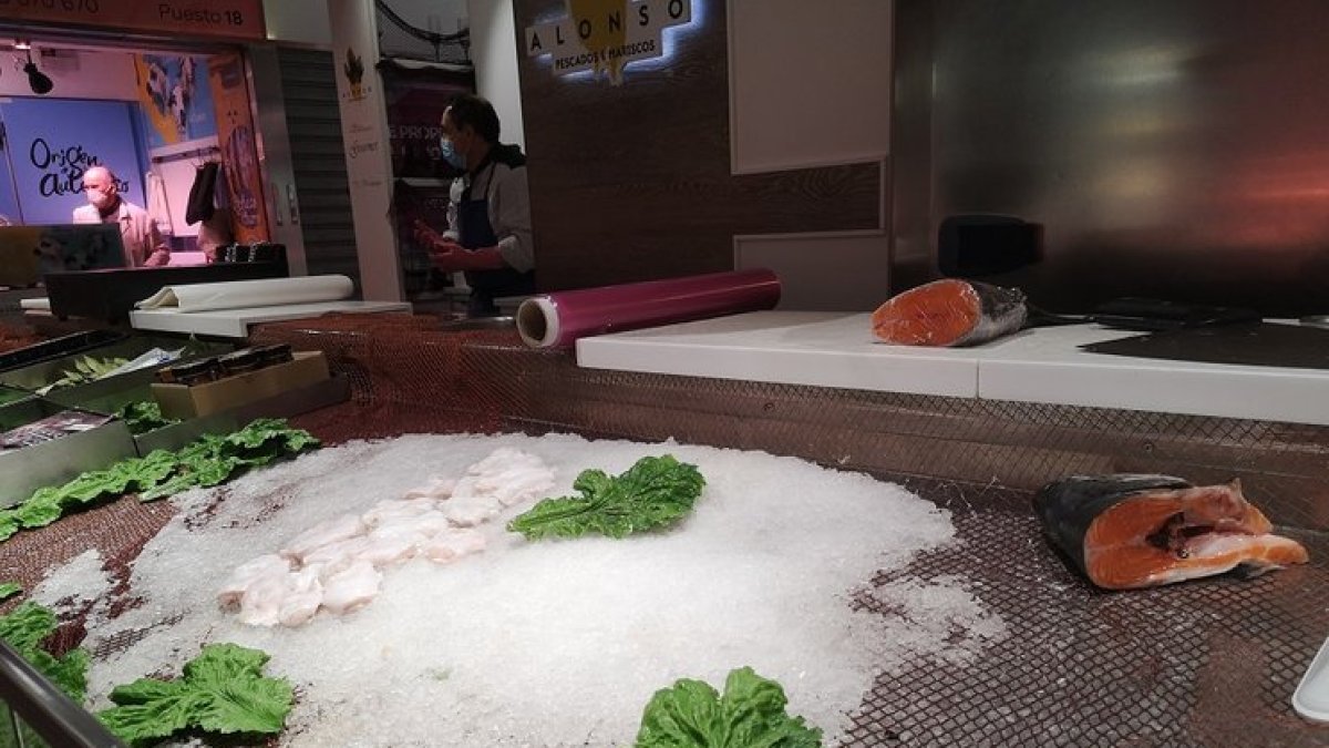 La pescadería Alonso del Mercado del Val en Valladolid  casi vacía.- E. M