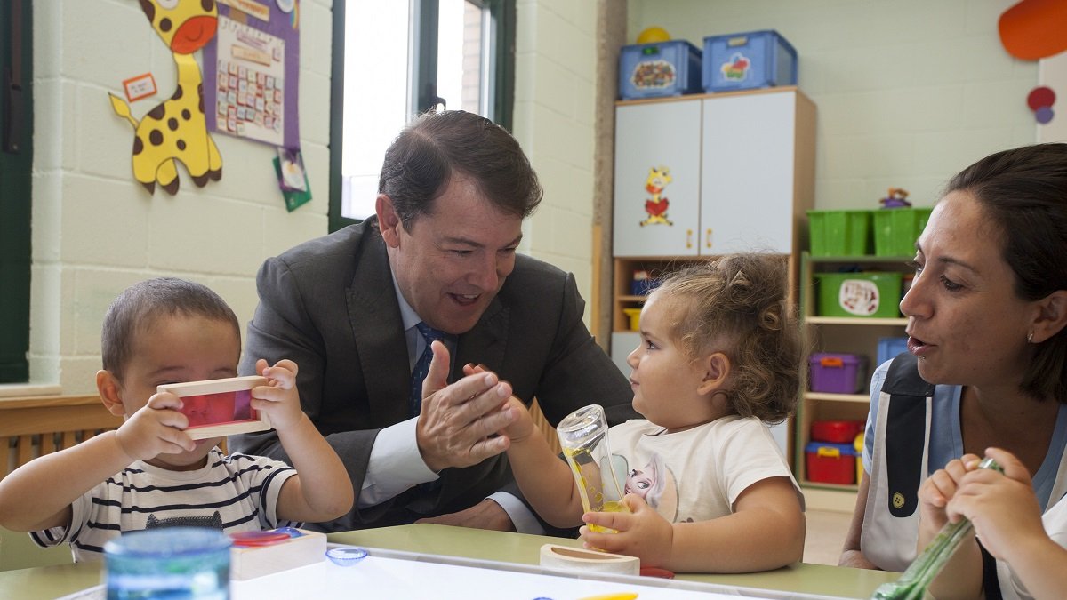 El presidente de la Junta, Alfonso Fernández Mañueco, visita la Escuela Infantil Municipal de Carbajosa de la Sagrada (Salamanca).- ICAL