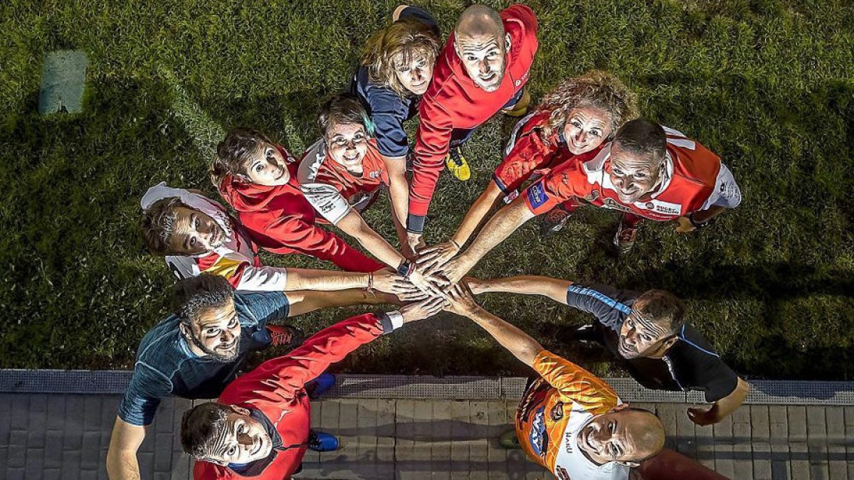 Varios de los componentes del Rugby Arroyo posan en los campos de La Vega con el entrenador inglés Mark Roberts, el quinto por la derecha.  (PABLO REQUEJO)