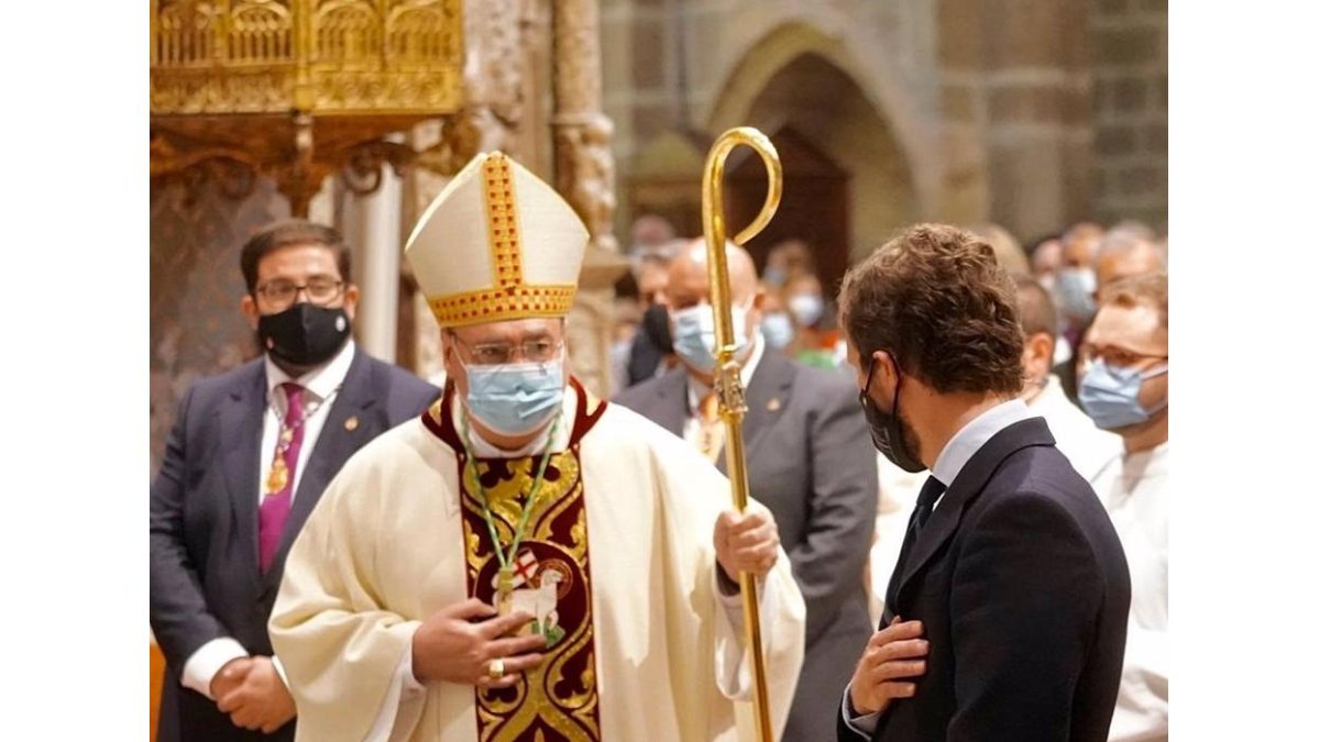 Pablo Casado saluda al obispo de Ávila. Detrás, el alcalde de Ávila. - EP